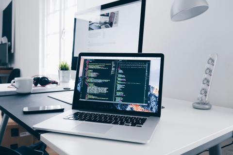 为什么你的企业必须尽快从Drupal7升级?安全与性能的双重考验 为什么你的企业必须尽快从Drupal7升级?安全与性能的双重考验